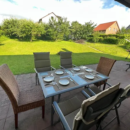New Spacious House With Large Garden Casa vacanze Warburg